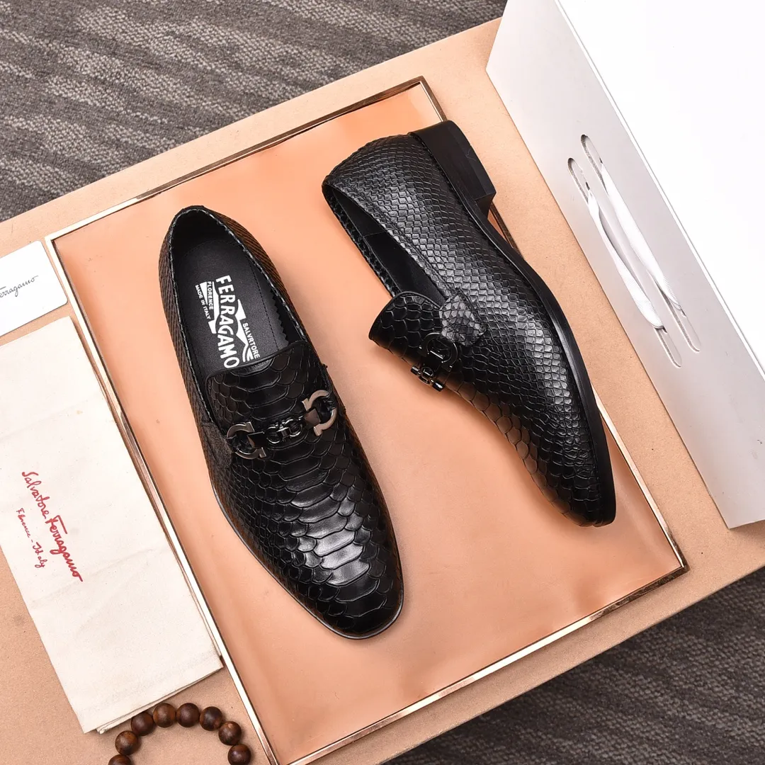 Men's shoes 💰540📛📛(water-dyed cowhide) Salvatore Ferragamo high-end (Salvatore Ferragamo) is the world's top luxury footwear brand. It comes from the fashion kingdom of Italy and is famous all over the world for its traditional handmade design and novel styles...🚶🏻🚶🏻New suit shoes are available simultaneously at the counter. This model is purely handmade. The fabric is imported from Italy's original first-layer cowhide. Soft water-dyed cowhide lining. Original authentic outsole🌀🌀Size: 38➖45